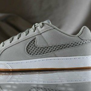 BRAND NEW & AUTHENTIC  WOMANS NIKE COURT ROYALE PREMIUM SIZE 9.5 ONLY RARE FIND